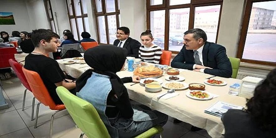 Erzurum Valisi Çiftçi öğrencilerle iftar yaptı