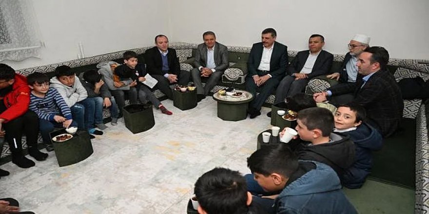 Erzurum Valisi Çiftçi, çocuklarla iftar yaptı