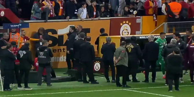 Maç sonunda Muslera soyunma odasından çıkardı