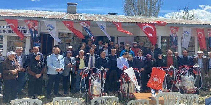 İspir'de çiftçilere süt sağım makinesi dağıtıldı