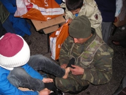 Hınıs’ta 450 öğrenci giydirdiler!