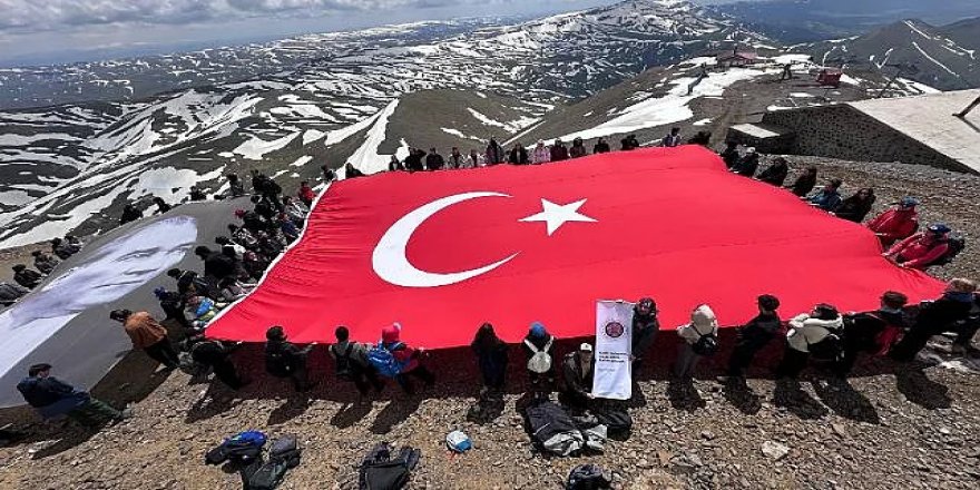 Palandöken'in zirvesinde 19 Mayıs