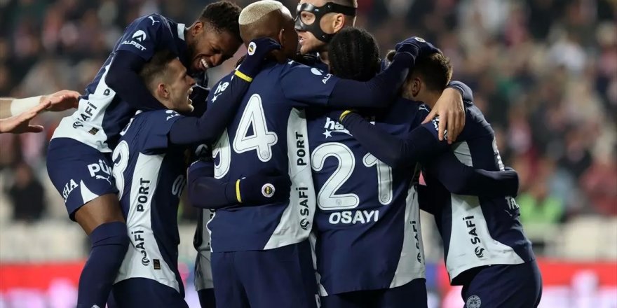 Fenerbahçeli yıldız için gündemi sarsan iddia! Evini eskortlar soydu