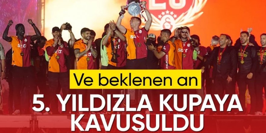 Galatasaray şampiyonluk kupasını kaldırdı