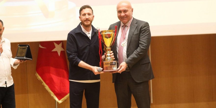 Başkan Dal ödülünü aldı