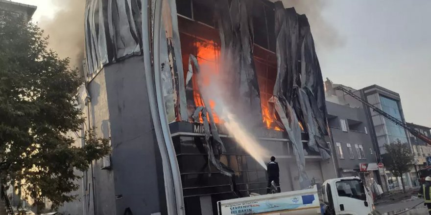 Kocaeli'de parfüm deposunda yangın