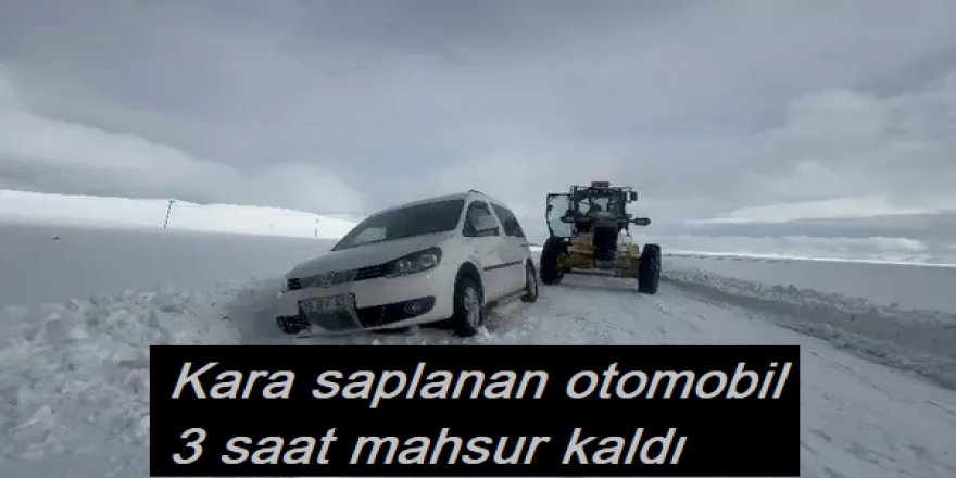 Erzurum'da Kara saplanan otomobil 3 saat mahsur kaldı