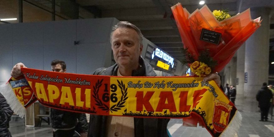 Düşme hattındaki Süper Lig ekibi yeni hocasını çiçeklerle karşıladı