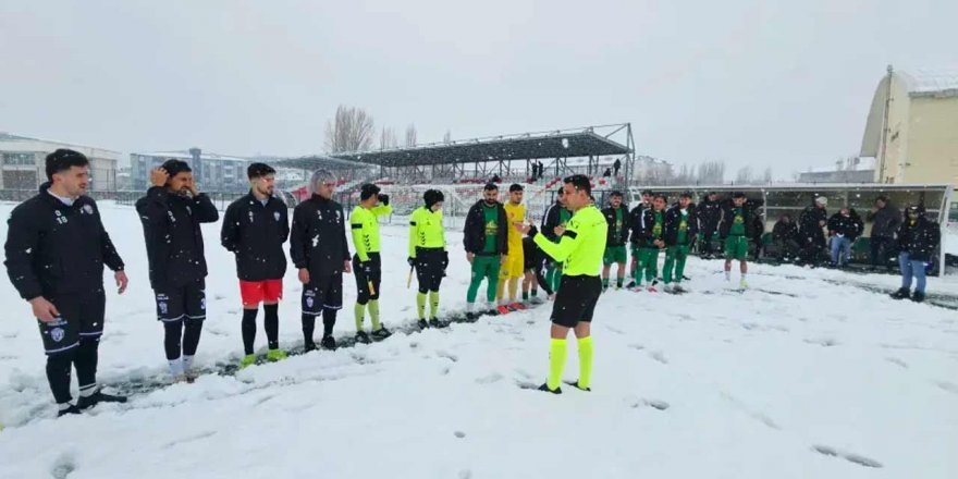 Muş'ta kar yağışı: Maç başlamadan bitti