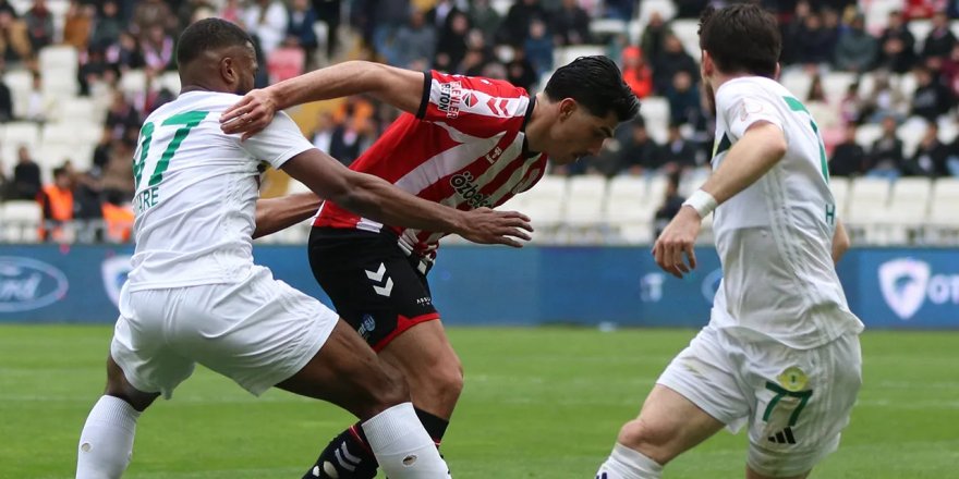 Esenler Erokspor deplasmanda 3 atıp Amedspor'u tehdit etti