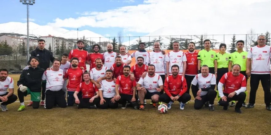 Erzurum'da kent protokolü ve futbolcular, öğrencilerle sahaya çıktı