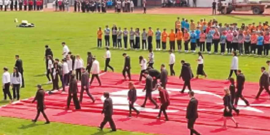 23 Nisan'da yere serilen bayrak görüntüsü olay oldu! Gerçek ise...