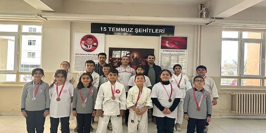 Minik judocular Pasinler'e madalyayla döndü