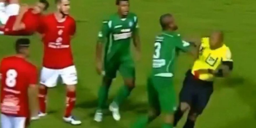 Kırmızı görünce çıldırdı, hakemi dövmeye kalktı! Tepkiler çığ gibi
