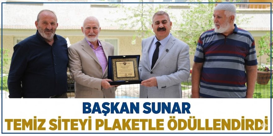 Başkan Sunar, temiz siteyi plaketle ödüllendirdi...