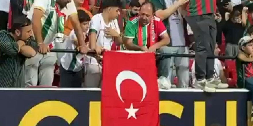 Amedspor tribünlerinde Türk bayrakları dalgalandı