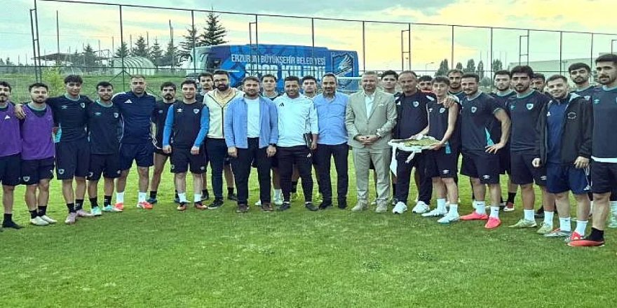 Çiçeği burnundaki teknik direktöre ziyaretçi akını