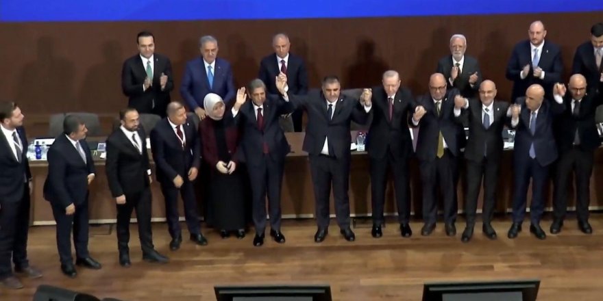 Şenkaya Belediye Başkanı Görbil Özcan AK Partide! Rozetini Erdoğan taktı