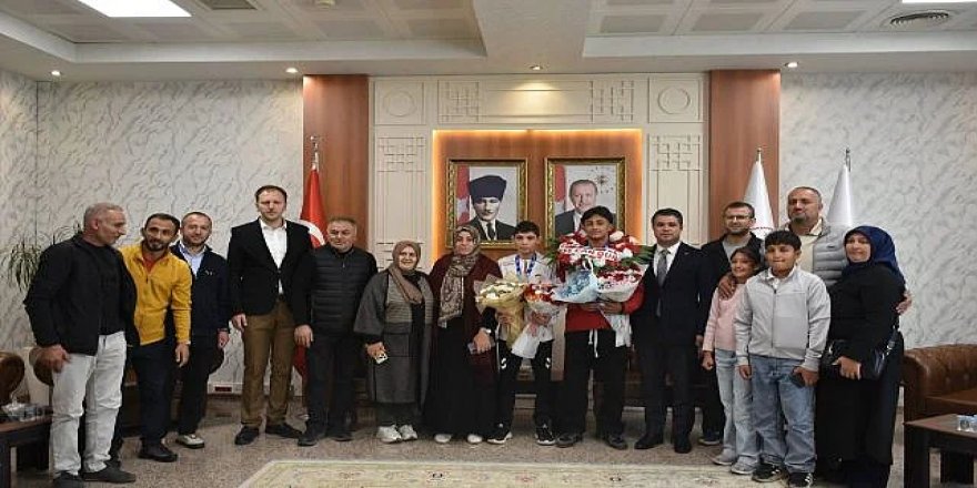 Güreşcimiz, Çiçeklerle karşılandılar