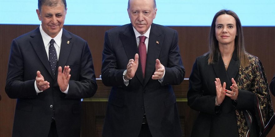 İzmir AK Parti'ye geçti! Cemil Tugay'a rozetini Cumhurbaşkanı Erdoğan taktı