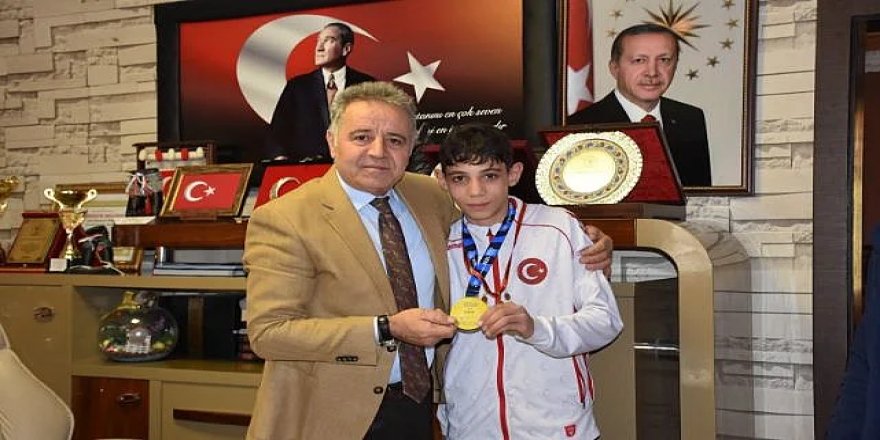 Tortum pehlivanını karşıladı