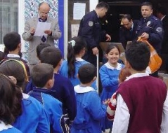 Erzurum polisi mutluluk dağıttı