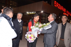 Avrupa Fatihi kick boksçu çiçeklerle karşılandı