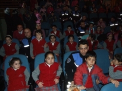Polis öğrencileri Tiyatroya götürdü