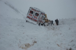 Tekman'da ambulans mahsur kaldı