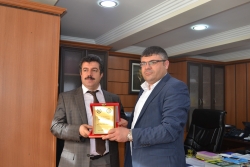 Hizmet-İş'ten yöneticilerine plaket