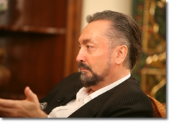 Adnan Oktar'dan cemaat çıkışı