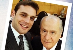 Bahçeli selfie işini pek sevdi!