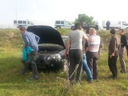 Erzurum'da otomobil tarlaya uçtu...