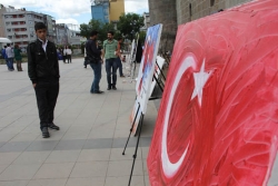 Öğrencilerden 'Bayrak' protestosu