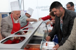 Sekmen iftar yemeği dağıttı