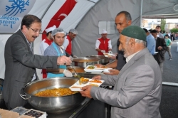 Bulutlar iftar yemeği dağıttı