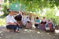 Yöre halkına keneyi anlatıyorlar