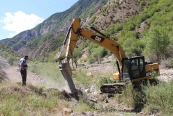 Oltu'da yol çalışmaları devam ediyor