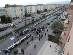 Aziziye'de sokak iftarı