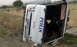 Polis otobüsü devrildi: 23 yaralı