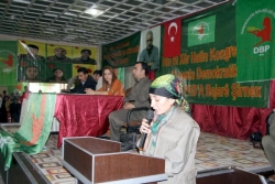 Türk bayrağı ile Öcalan fotoğrafı yan yana