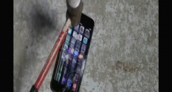 iPhone 6'ya bıçaklı çekiçli test