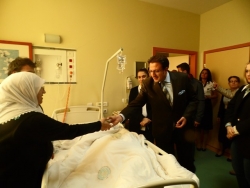 AKP ilçe başkanlığı hastalar aşure dağıttı