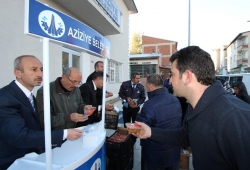 Aziziye Belediyesi aşure dağıttı