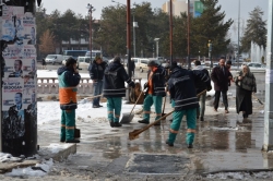 Belediye ekiplerinin karla mücadelesi