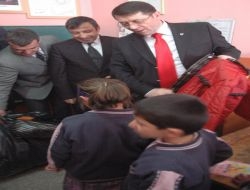 Esmer öğrencileri giydirdi
