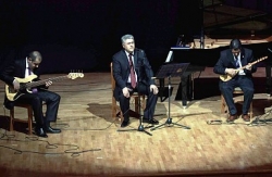Üniversitede hocalardan konser