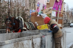 Arkadaşları eğlendi o kağıt topladı