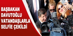 Başbakan Davutoğlu vatandaşlarla selfi çekildi