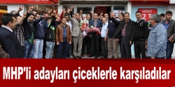 MHP'li adayları çiceklerle karşıladılar